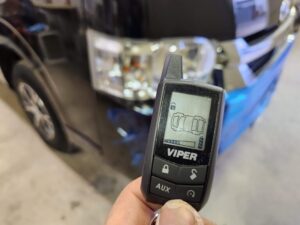 トヨタ ハイエース　VIPER3305V取付