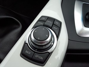 BMW320i F30　AVインターフェイス・地デジチューナー・リアモニター取付